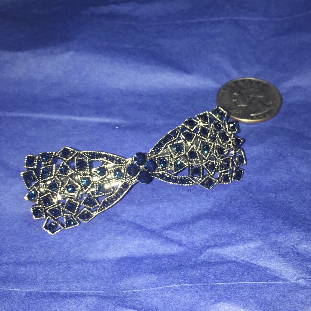 Sapphire crystal bow clip